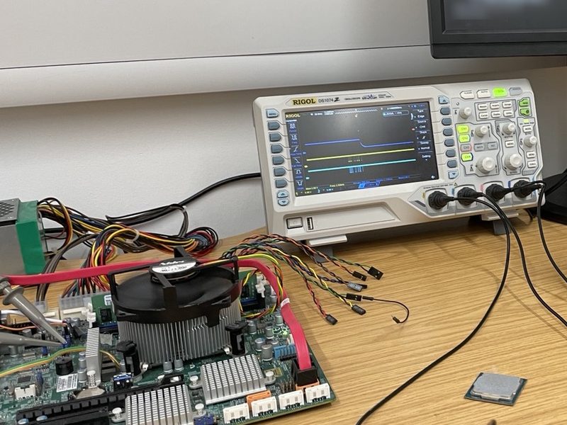 Mainboard und Oszilloskop bei einem Fehlerinjektions-Experiment