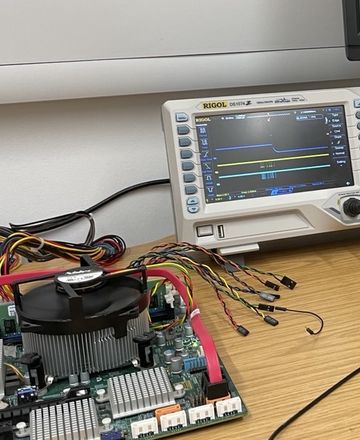 Mainboard und Oszilloskop im Labor
